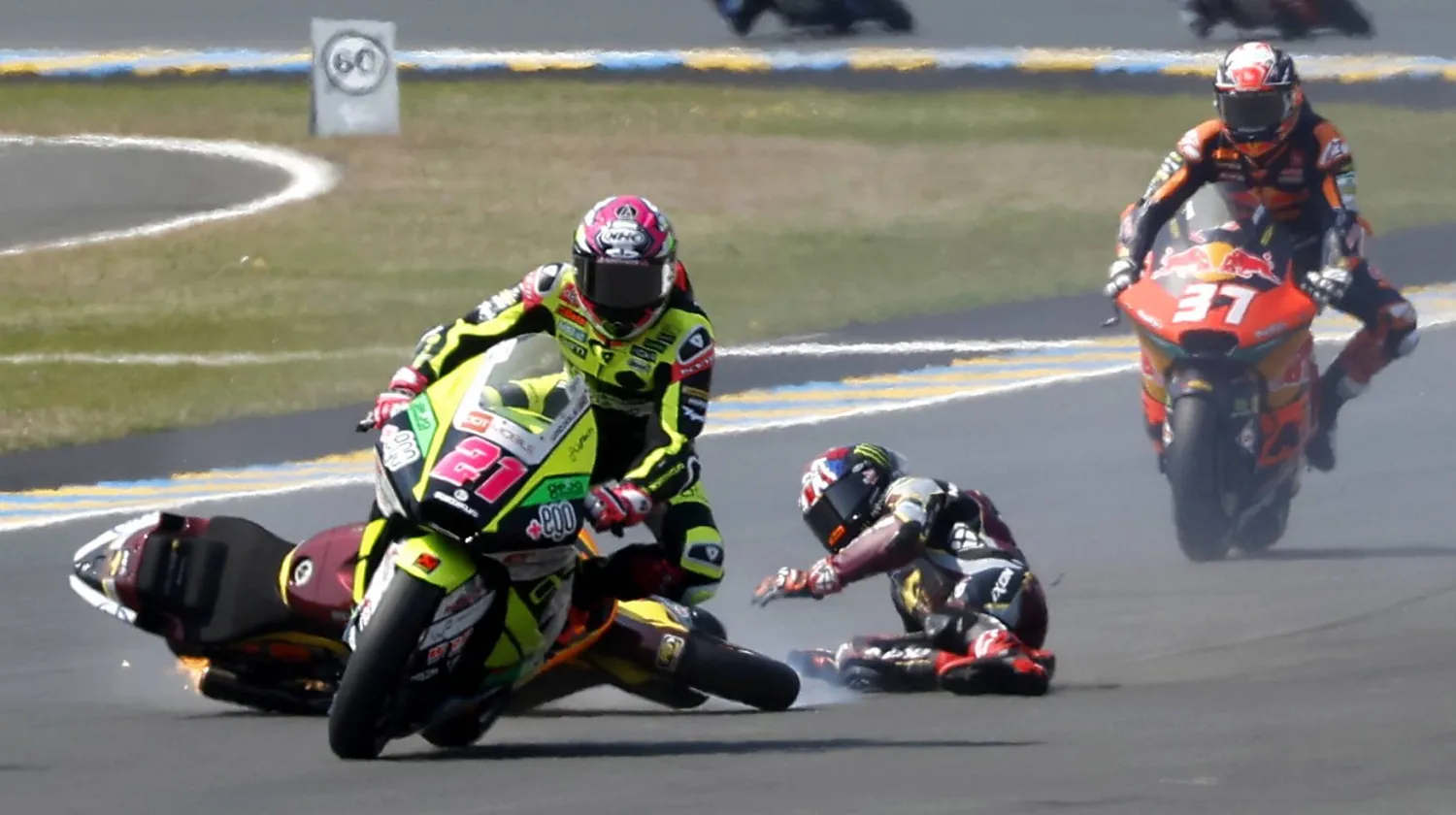 المتسابق البريطاني لويس تعرض لحادث أثناء سباق الجائزة الكبرى الفرنسي للدراجات النارية في لومان (إ.ب.أ)