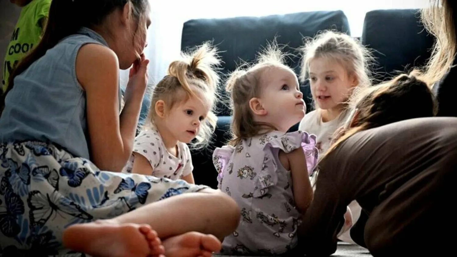 التحدث للأطفال فوق عمر 30 شهراً ارتبط بكميات أعلى من مادة الميالين في المسارات المتعلقة باللغة في الدماغ (أ.ف.ب)