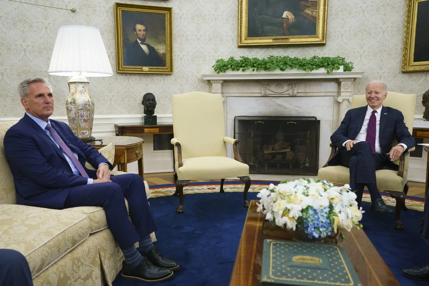ABD Başkanı Biden, geçen hafta salı günü ABD Temsilciler Meclisi Başkanı Kevin McCarthy ile kamu borç krizini görüşmek üzere yaptığı görüşmede (AP)