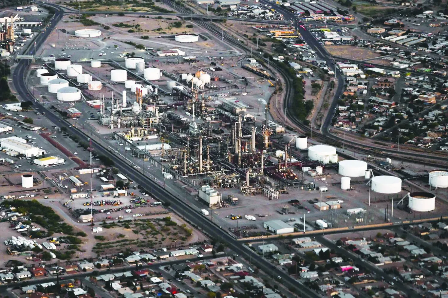 صهاريج تخزين في مصفاة نفط ماراثون بتروليوم إل باسو بتكساس الأميركية. (أ.ف.ب)