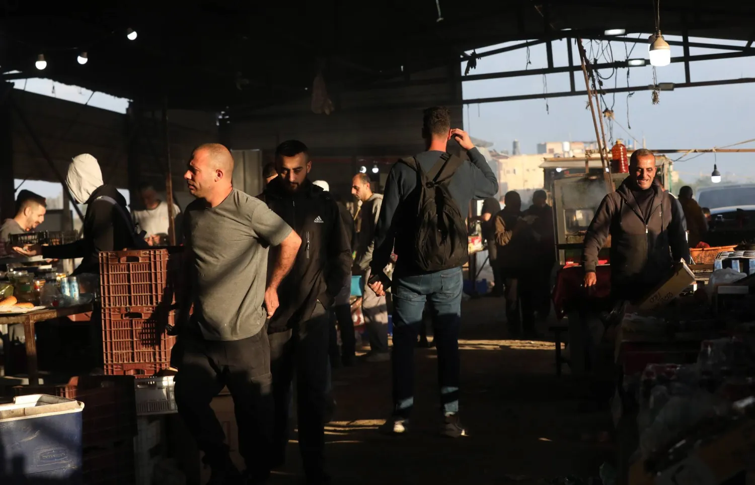 عمال فلسطينيون يعبرون نقطة تفتيش قرب طولكرم بالضفة أول مايو باتجاه إسرائيل (إ.ب.أ)