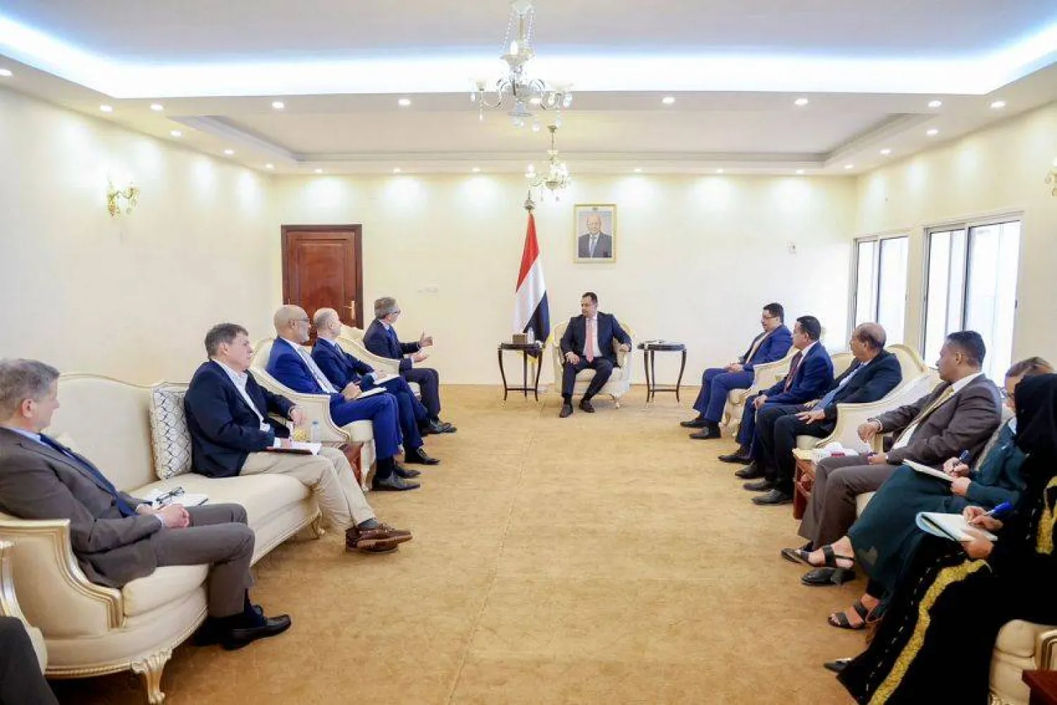 رئيس الحكومة اليمنية معين عبد الملك مستقبلاً عدداً من السفراء الأوروبيين في عدن (سبأ)