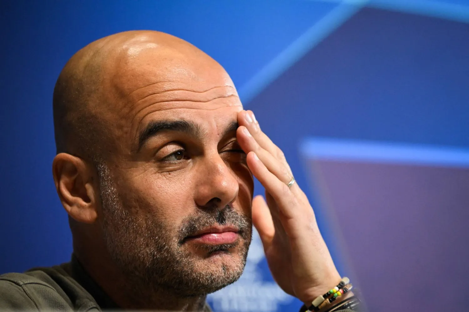 غوارديولا يفكر قبل الإجابة عن سؤال أحد الصحافيين (أ.ف.ب)