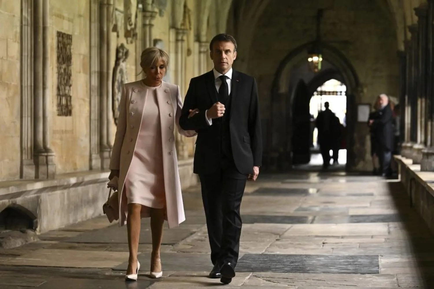 Fransa Cumhurbaşkanı Emmanuel Macron ve eşi Brigitte. (AP)