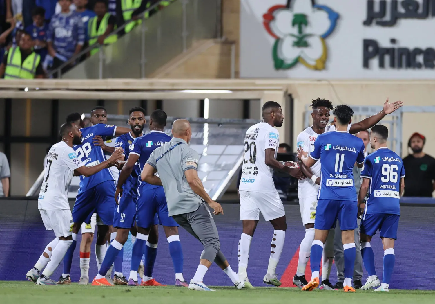 حالات اشتباك متعددة جرت في نهاية المباراة التي جمعت الهلال والاتحاد "تصوير: علي الظاهري"