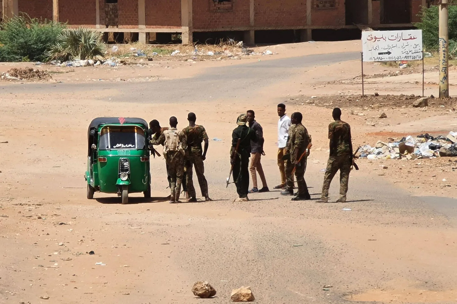 جنود في الجيش السوداني يقفون على نقطة تفتيش في الخرطوم (أ.ف.ب)