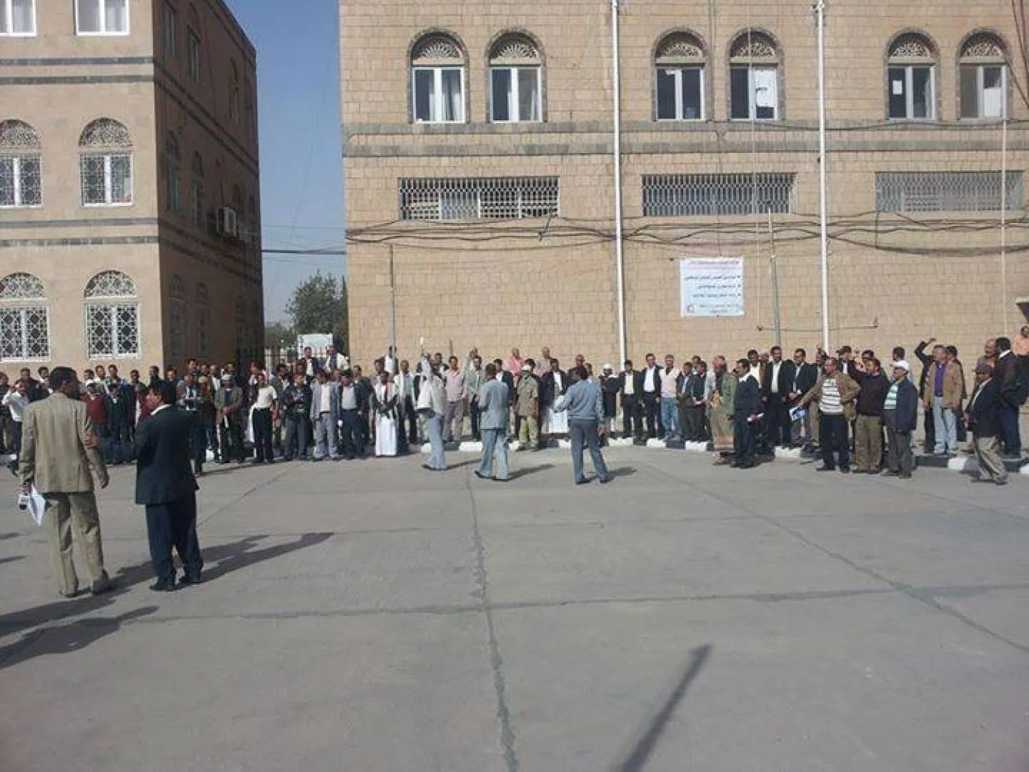 عاملون صحيون في صنعاء يحتجون على سياسة الحوثيين (فيسبوك)