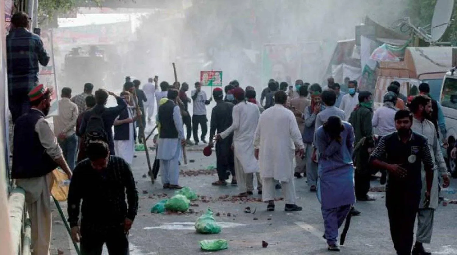 مواجهات بين أنصار عمران خان والشرطة في لاهور (رويترز)