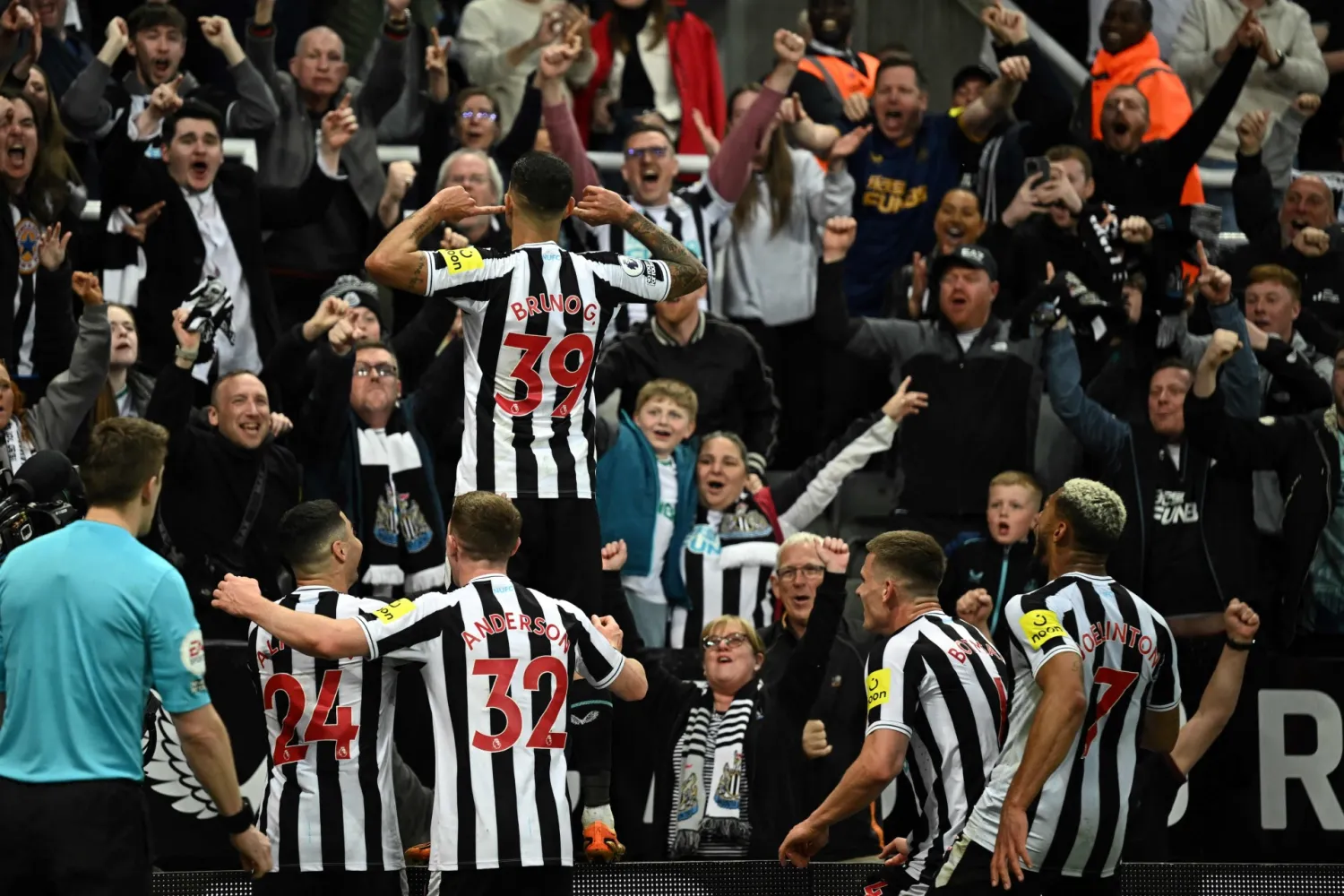 فرحة لاعبي نيوكاسل بأحد الأهداف في شباك برايتون (أ.ف.ب)