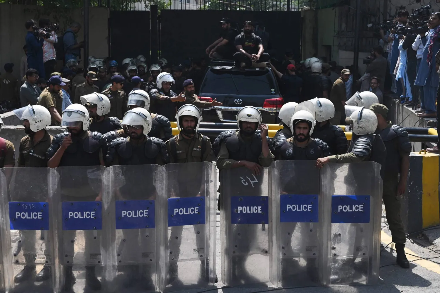 عناصر أمن يقفون في حراسة بعد وصول رئيس الوزراء الباكستاني السابق عمران خان للمثول أمام محكمة لاهور لمكافحة الإرهاب في لاهور 19 مايو 2023 (أ.ف.ب)
