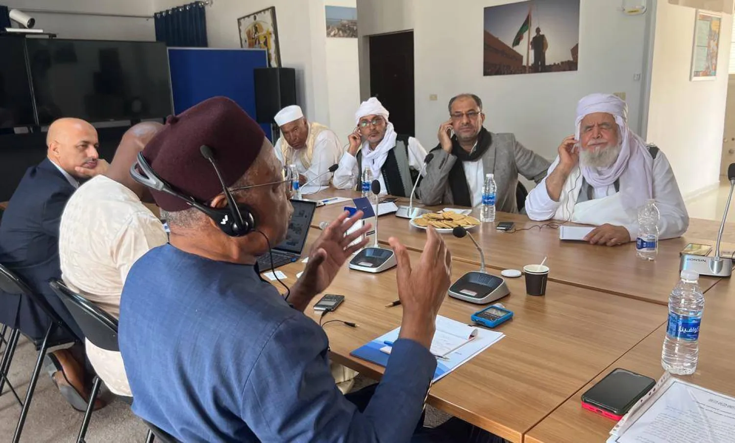 باتيلي المبعوث الأممي إلى ليبيا خلال لقائه بوجهاء ونشطاء من جنوب البلاد (البعثة)