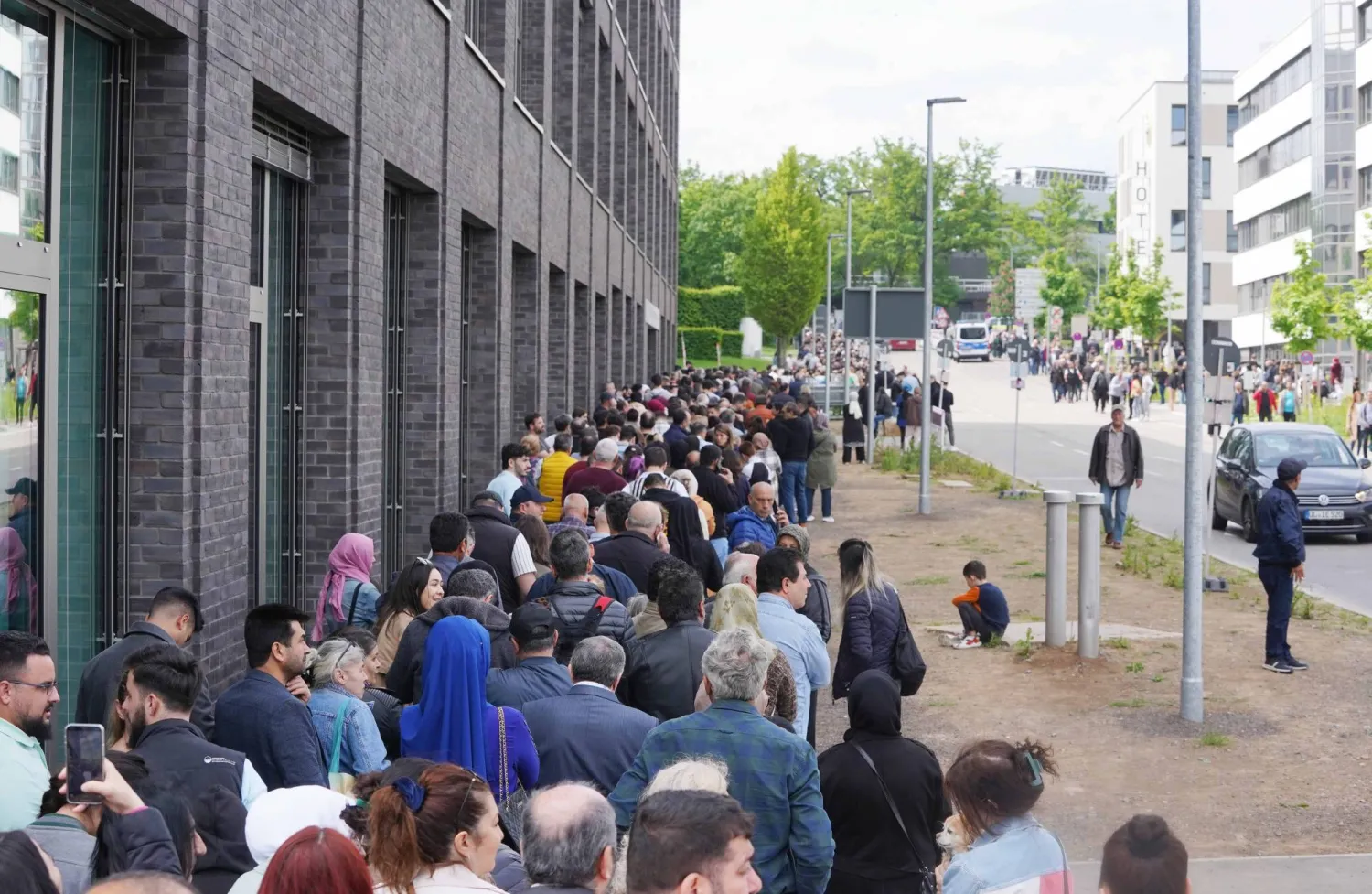 ناخبون أتراك ينتظرون الإدلاء بأصواتهم في شتوتغارت الألمانية (د.ب.أ)