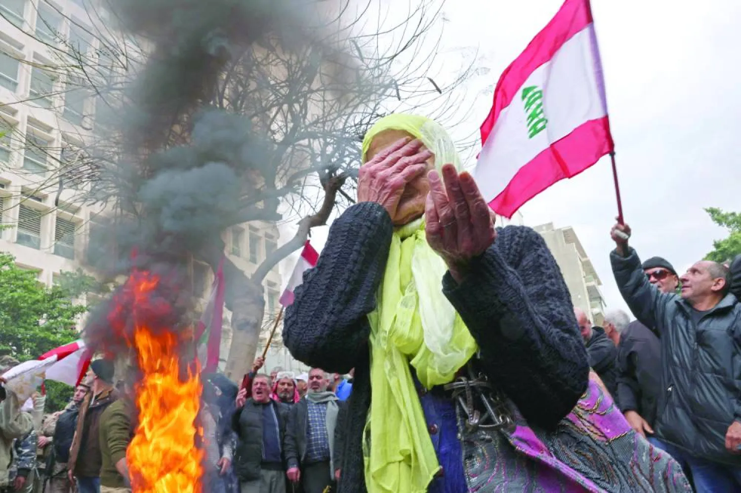 لبنانية تبدو متأثرة خلال مظاهرة نظمها متقاعدون احتجاجاً على انهيار العملة في بيروت (أ.ف.ب)