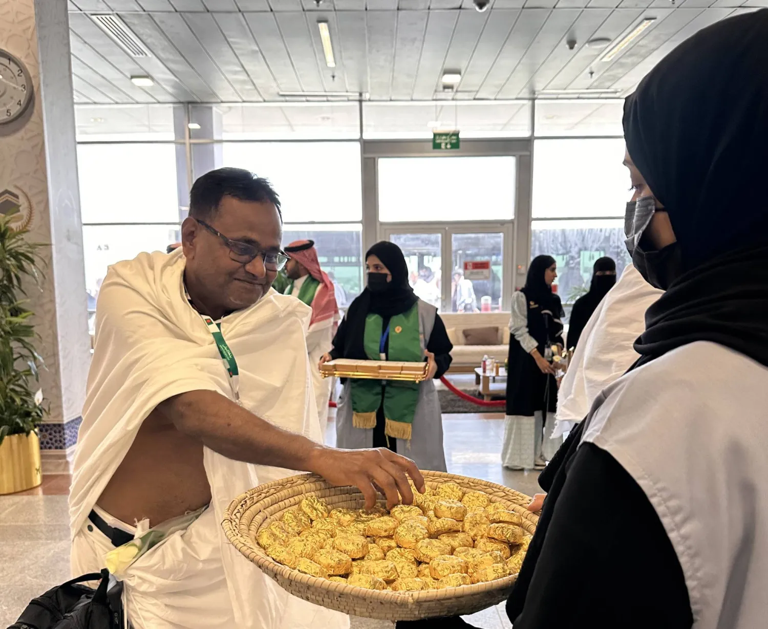 جانب من استقبال أولى طلائع حجاج بيت الله الحرام المستفيدين من مبادرة «طريق مكة» (الشرق الأوسط)