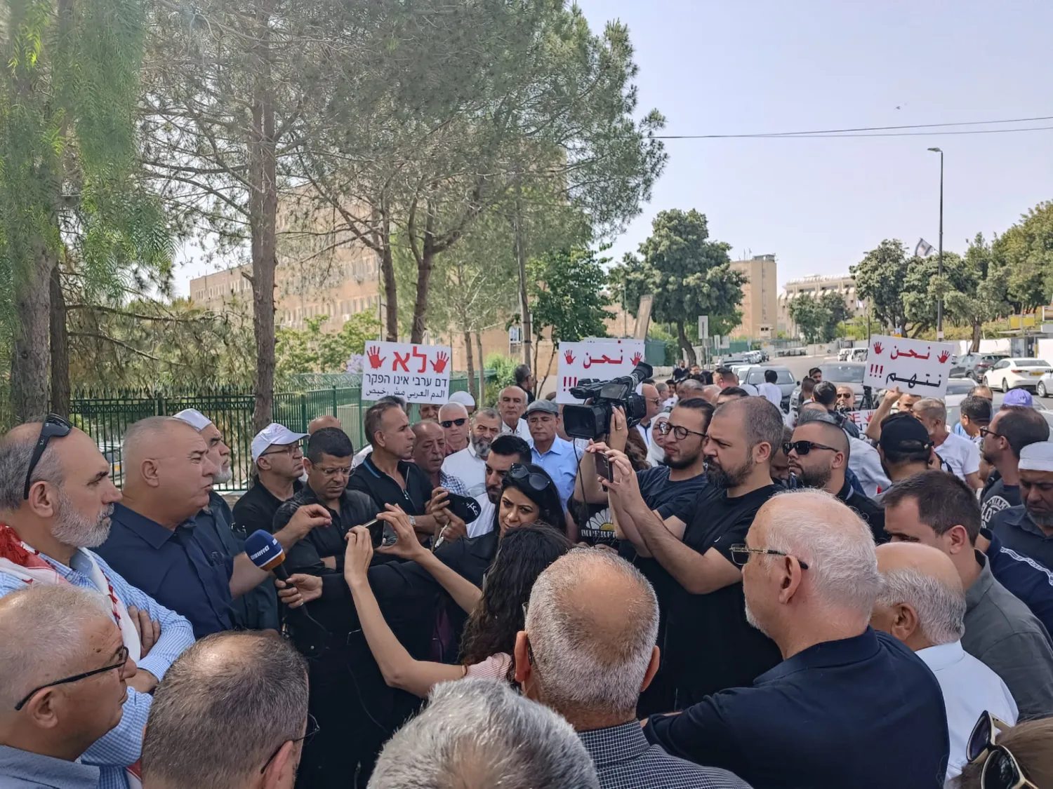 المتظاهرون أمام مكتب رئيس الوزراء (الشرق الأوسط)