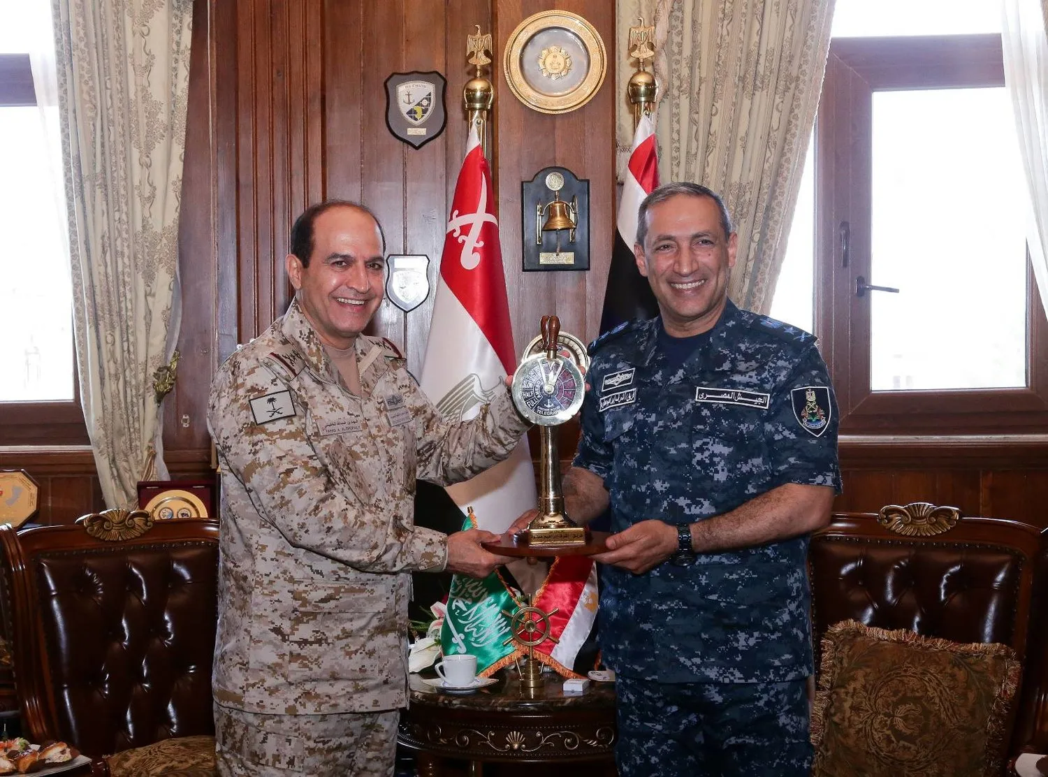 Mısır Deniz Kuvvetleri Komutanı Korgeneral Eşref Etva Suudi mevkidaşı Korgeneral Fahd bin Abdullah el-Gafili ile görüştü (Mısır Ordusu)
