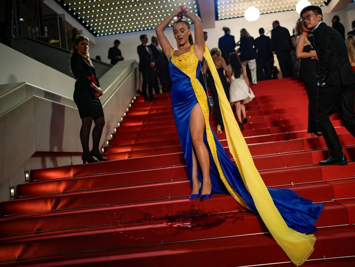 أوكرانية ترتدي لوني العلم الأوكراني على سجادة مهرجان كان السينمائي (أ.ب)