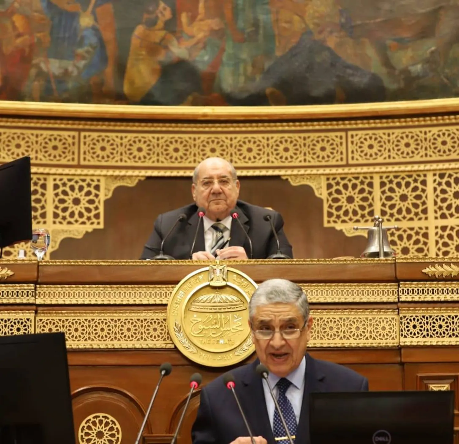 وزير الكهرباء المصري محمد شاكر متحدثاً في مجلس الشيوخ وخلفه رئيس المجلس عبد الوهاب عبد الرازق (مجلس الشيوخ)