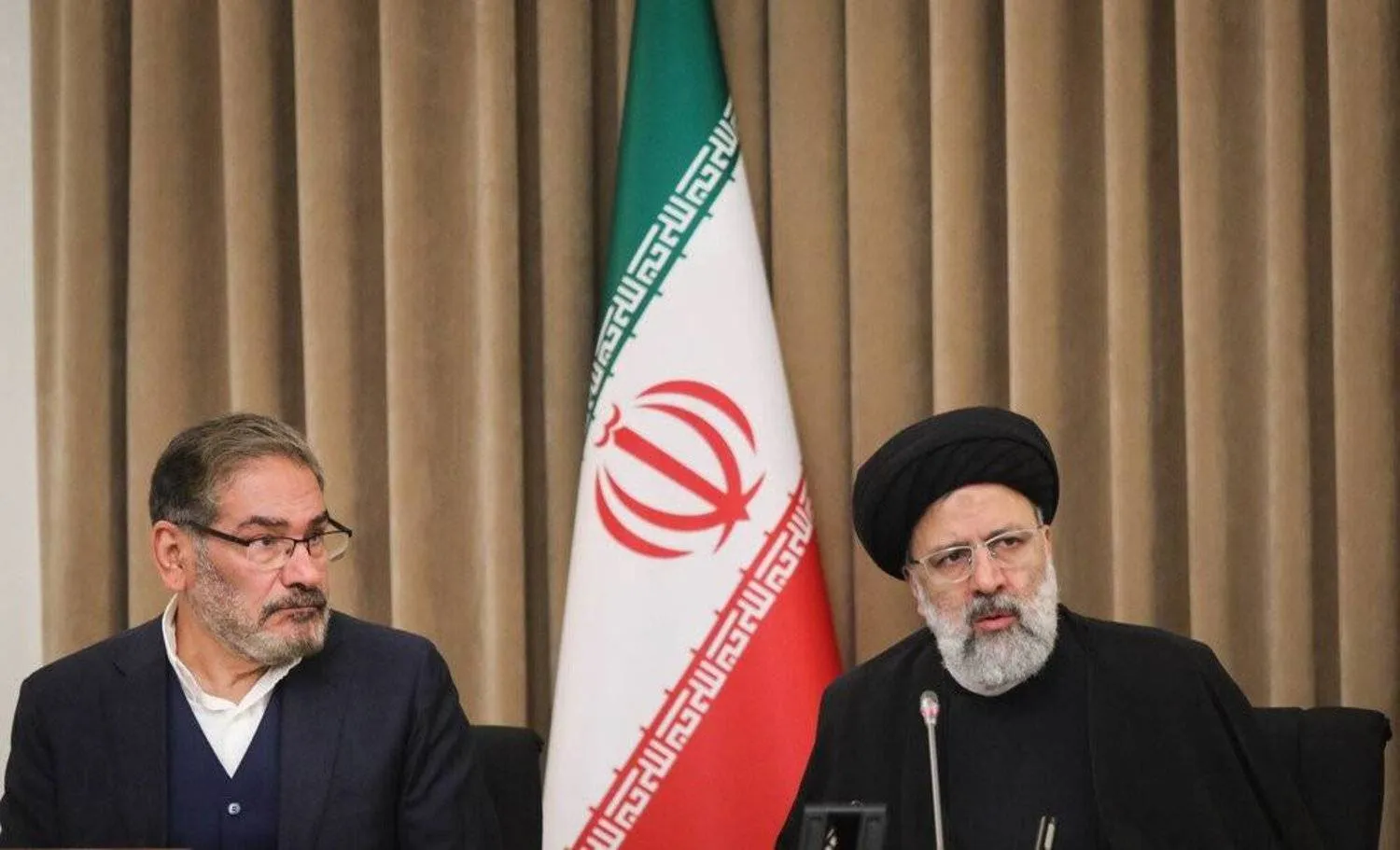 Iranian President Ebrahim Raisi and Ali Shamkhani during a government meeting (Mehr News Agency)