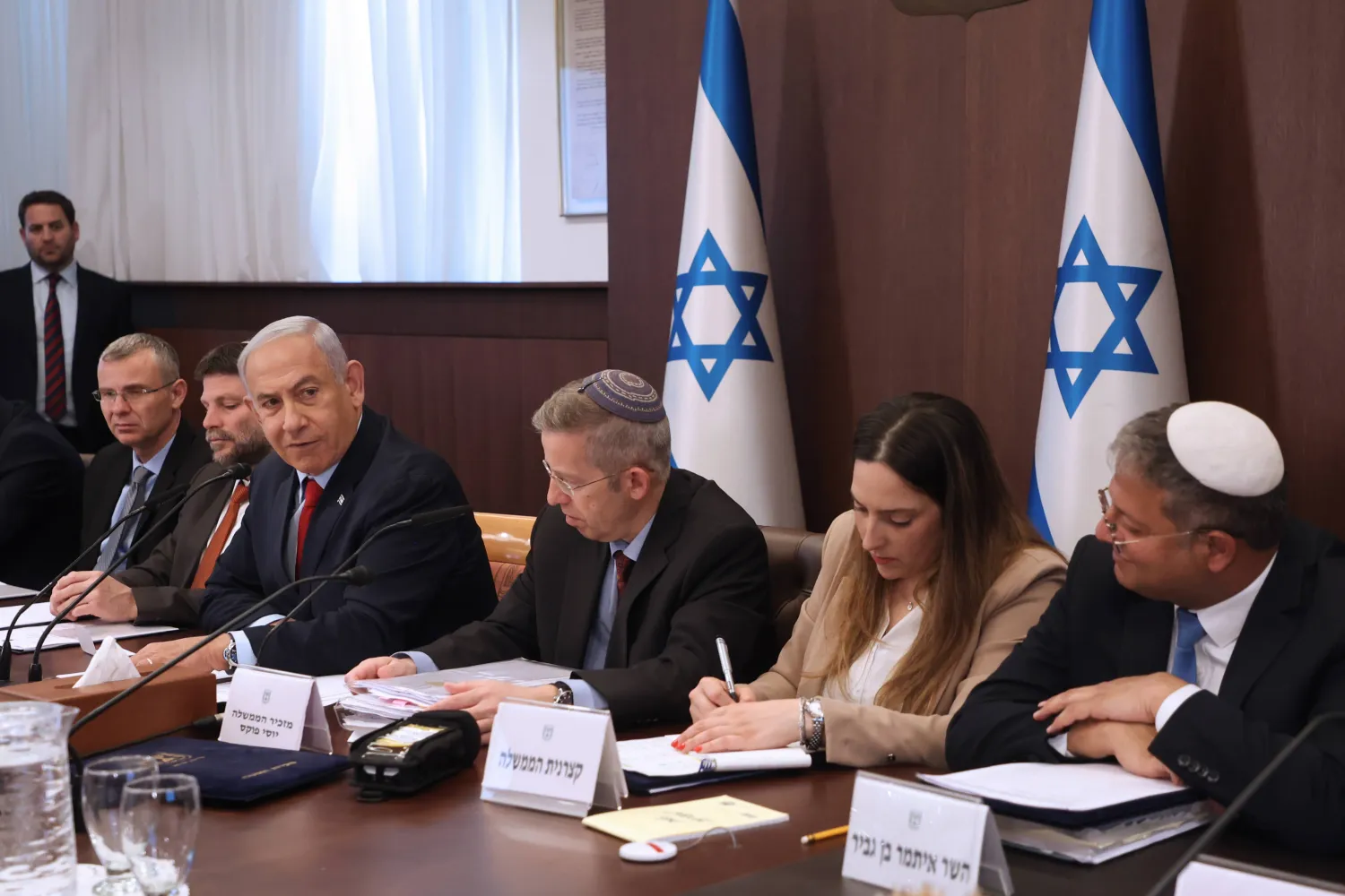 نتنياهو يترأس الاجتماع الأسبوعي لمجلس الوزراء في مكتبه 14 مايو ويبد بن غفير إلى يمين الطاولة (إ.ب.أ)