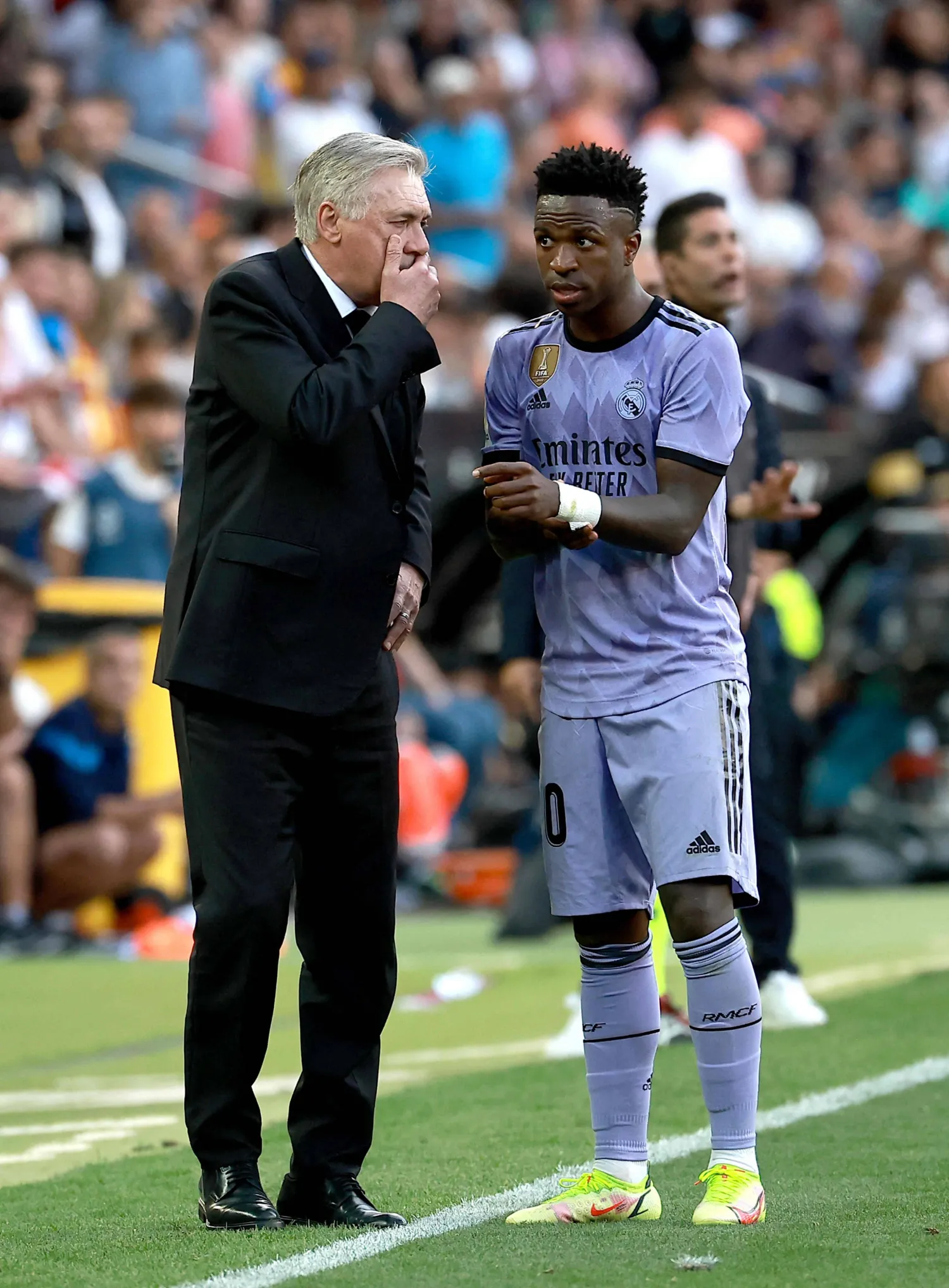 أنشيلوتي لا يعتقد أن فينيسيوس سيترك إسبانيا ولكنه حزين (أ.ف.ب)