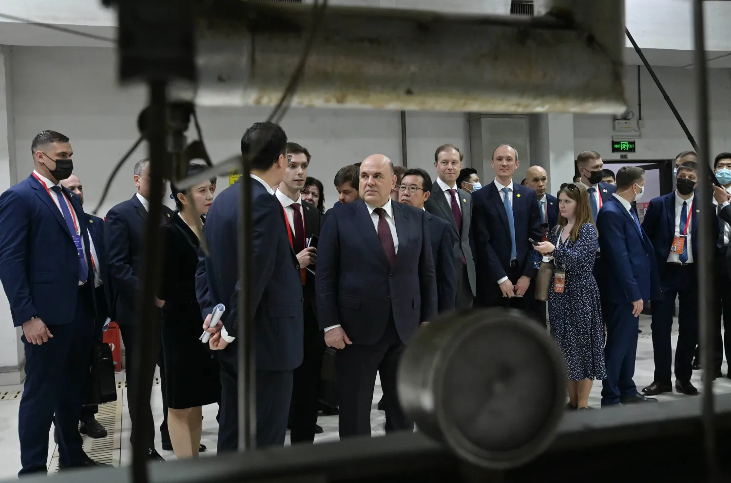 وفد روسي رفيع المستوى برئاسة رئيس الوزراء خلال زيارة لمعهد أبحاث «سينوبيك» في مدينة شنغهاي (إ.ب.أ)