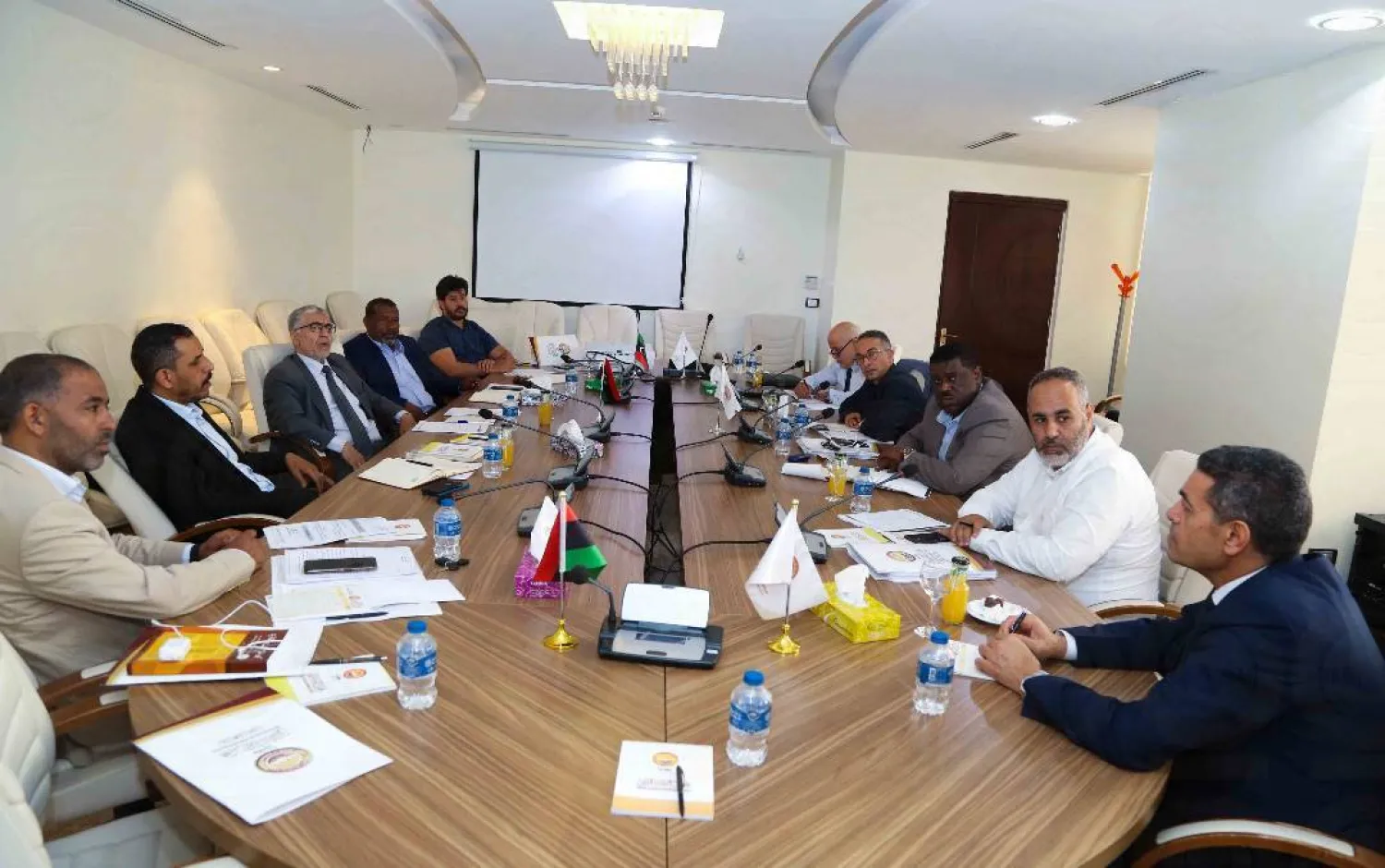 صورة تضم عماد السايح رئيس المفوضية العليا للانتخابات الليبية مع لجنة (6+6) (اللجنة)