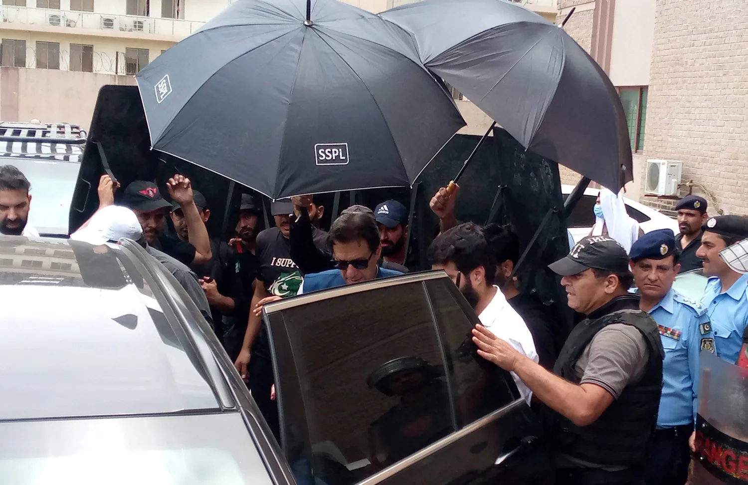 رئيس وزراء باكستان السابق عمران خان محاطاً بحراسه بعد مثوله أمام محكمة مكافحة الإرهاب في إسلام آباد 23 مايو 2023