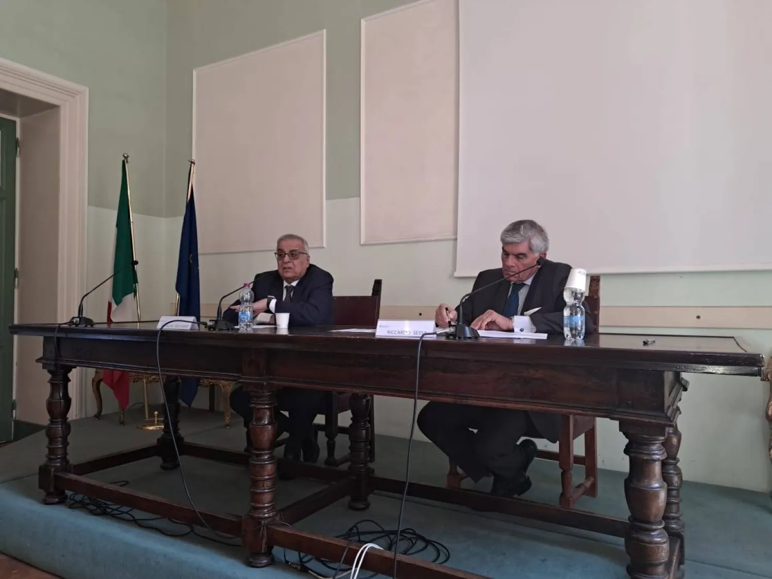 صورة نشرتها الخارجية اللبنانية في «تويتر» لأبو حبيب (يسار) متحدثاً في إيطاليا