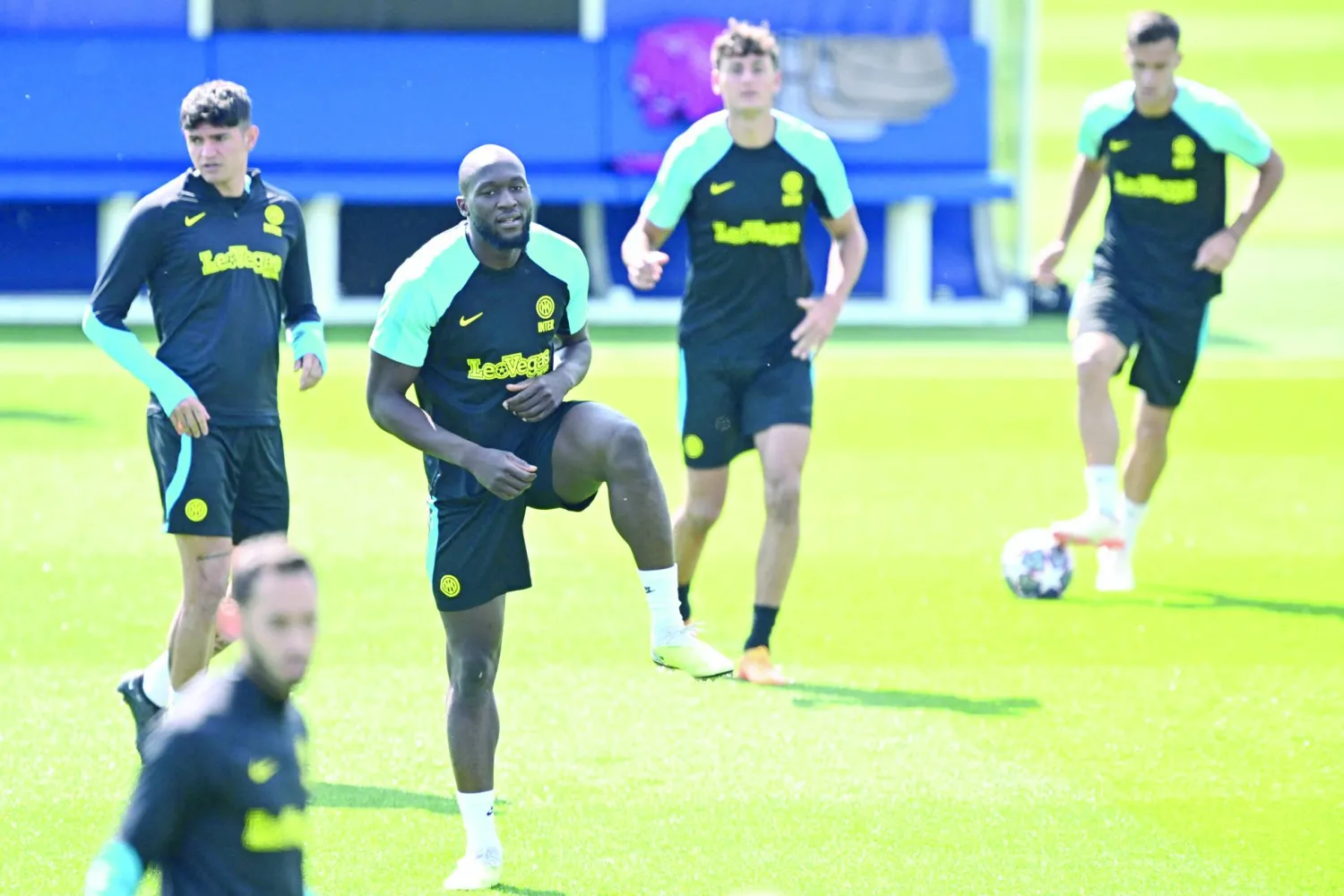 لوكاكو نجم الإنتر يتوسط زملاءه في التدريب استعداداً لمواجهة فيورنتينا (أ.ف.ب)