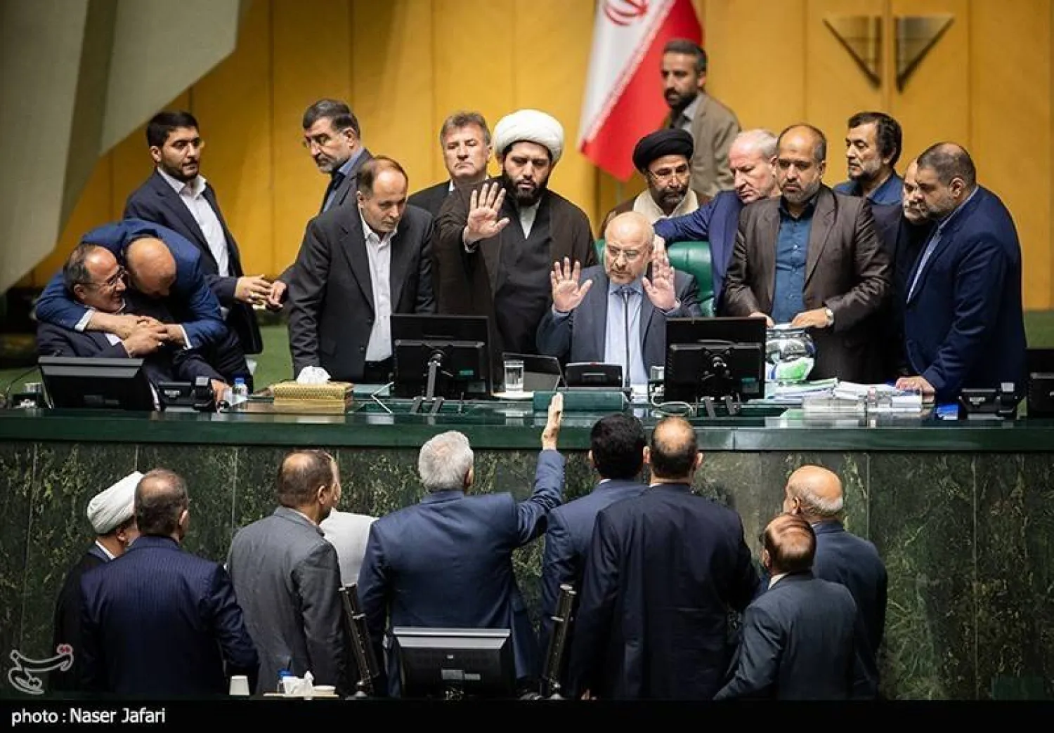 قاليباف يحاول تهدئة النواب الغاضبين في أعقاب تلاسن بسبب عملية انتخاب هيئة رئاسة البرلمان (تسنيم)