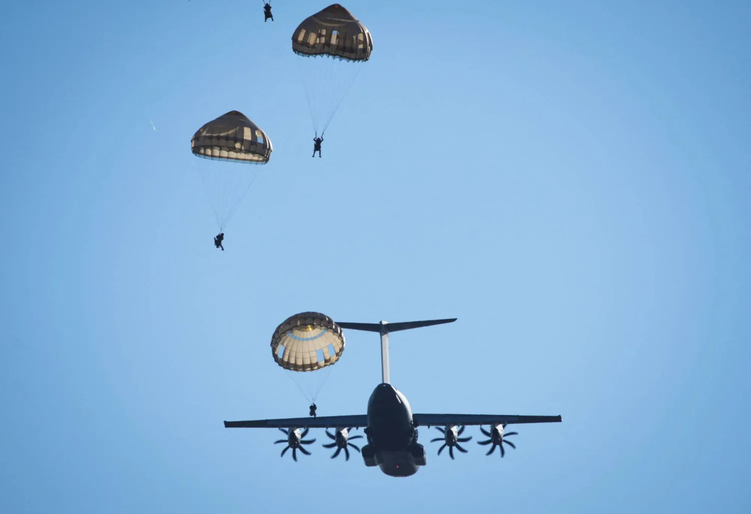 تدريب على الإنزال الجوي لمشاة البحرية الفرنسية، السبت الماضي (أ.ف.ب)