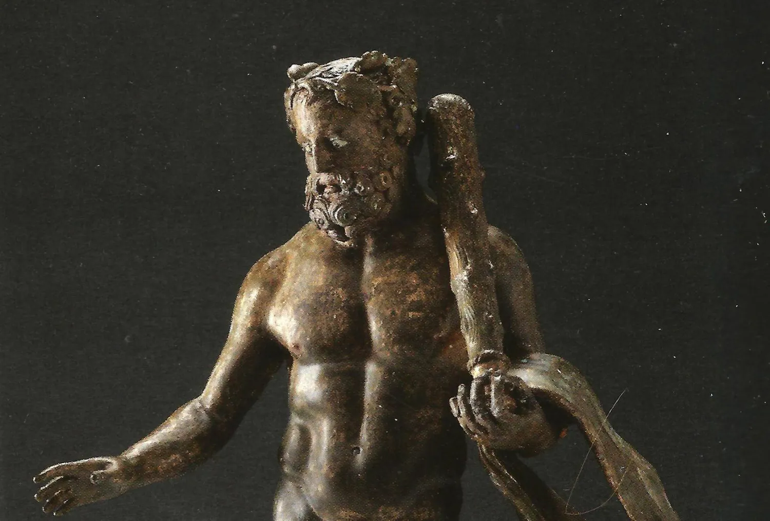 هيراكليس في تمثال من قرية الفاو محفوظ في متحف الآثار بجامعة الملك سعود في الرياض ت