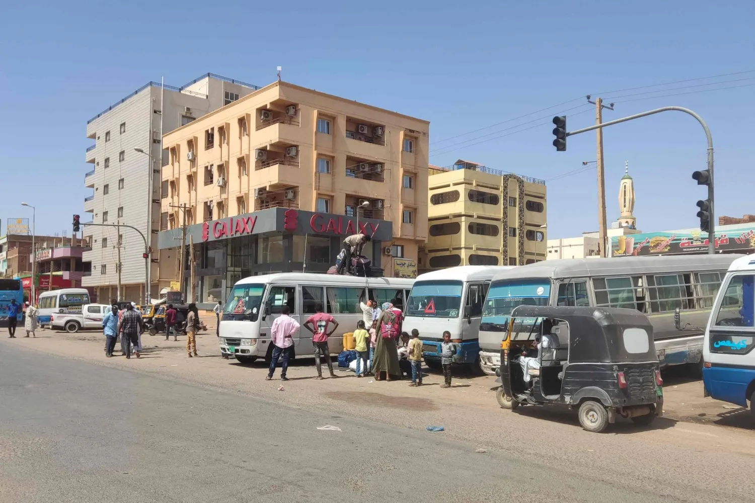 حركة النقل ازدادت في جنوب الخرطوم، الثلاثاء، بعد ساعات من سريان الهدنة (أ.ف.ب)