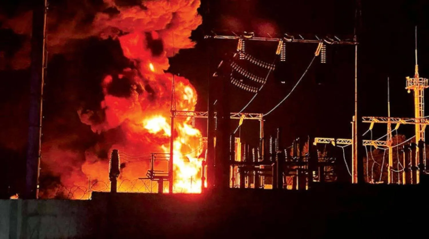 دخان يتصاعد إثر حريق بمنطقة بلغورود الروسية (أ.ف.ب)