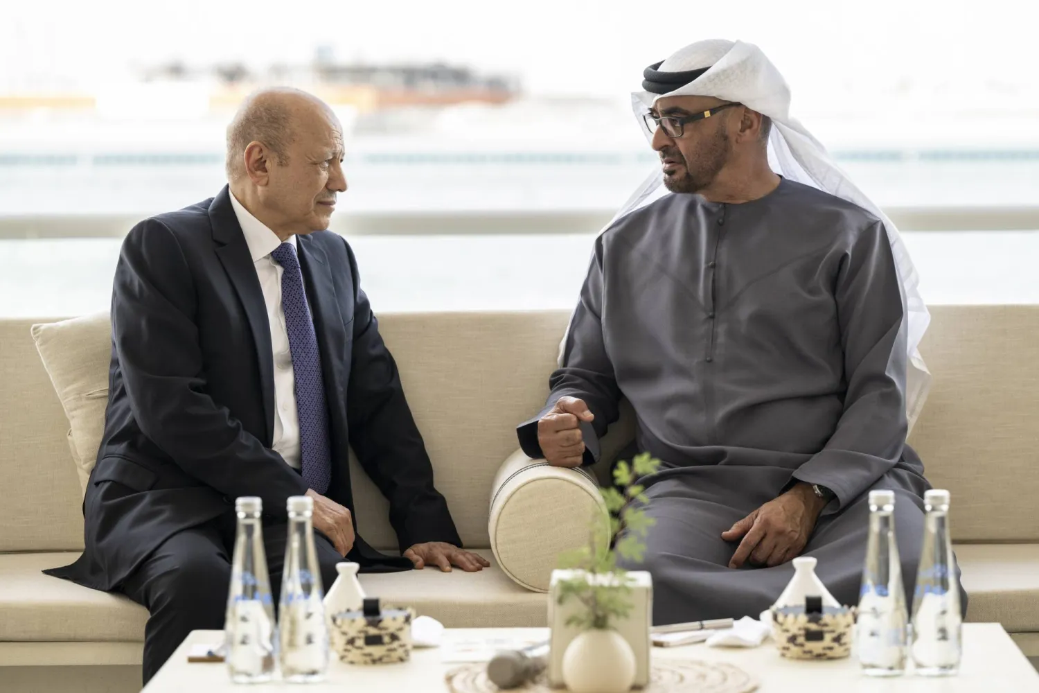 الشيخ محمد بن زايد والدكتور رشاد العليمي خلال اللقاء في أبوظبي. (وام)