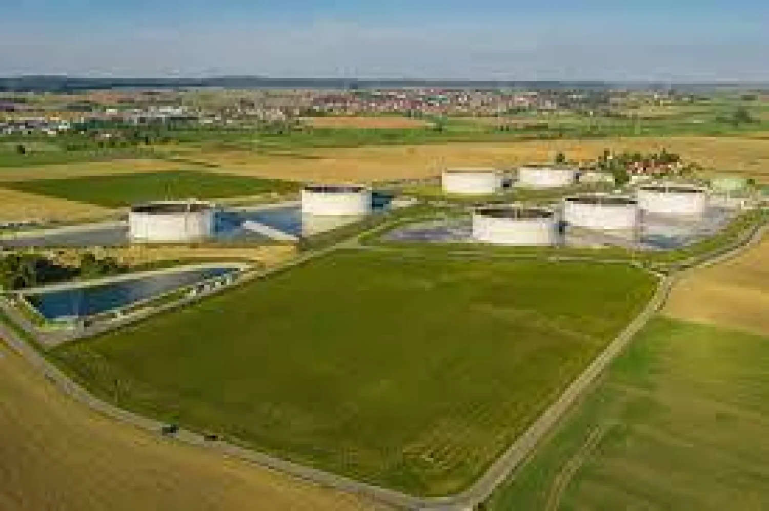 شركة النفط التشيكية «ميرو» تُوقّع اتفاقاً لزيادة قدرة خط أنابيب «تال» عبر الألب. (أرشيفية)