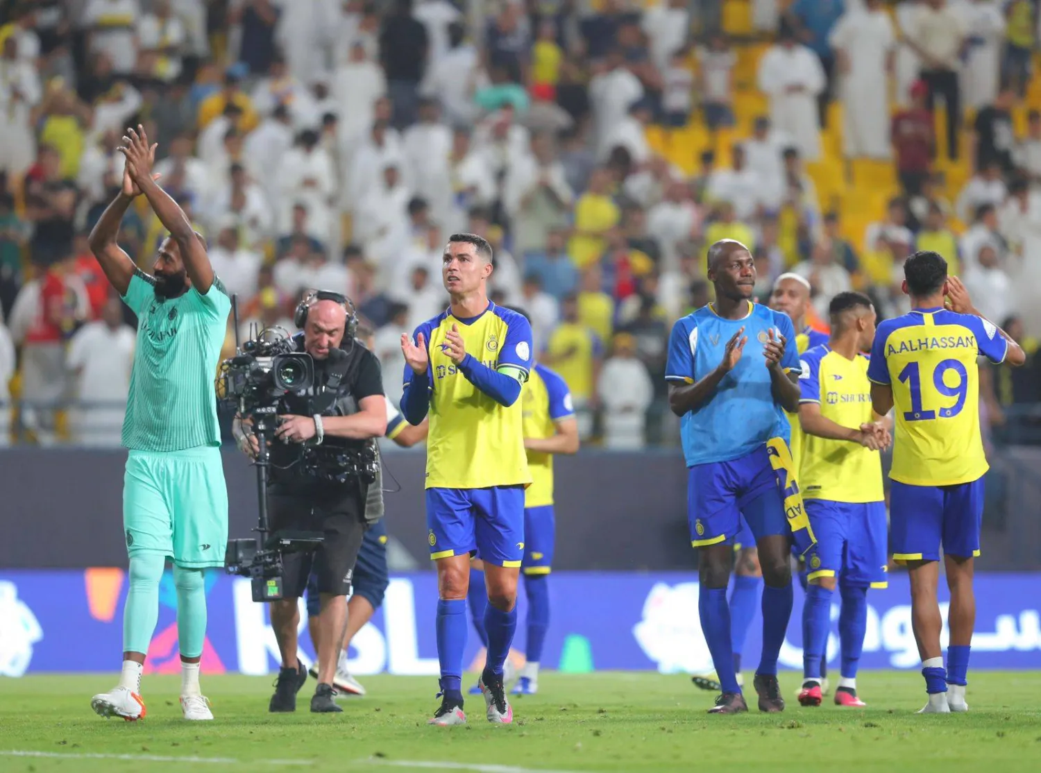 لاعبو النصر يحييون جماهيرهم بعد نهاية المباراة (تصوير: عبدالعزيز النومان)
