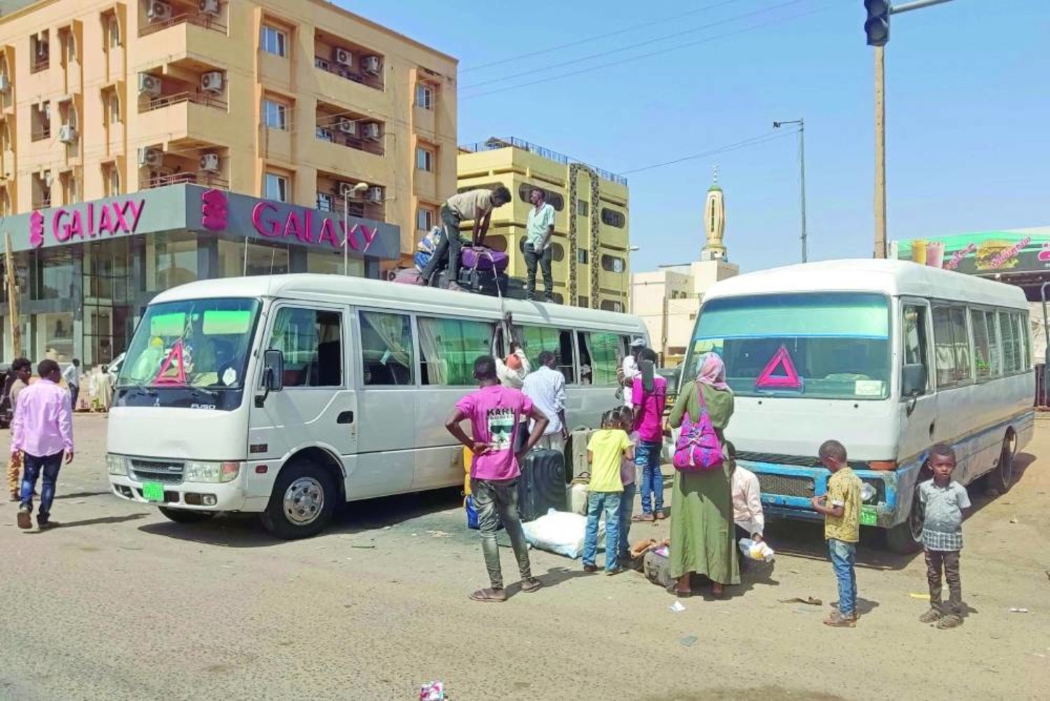 سودانيون يستقلون حافلة لمغادرة جنوب الخرطوم أمس بعد بدء الهدنة (أ.ف.ب)