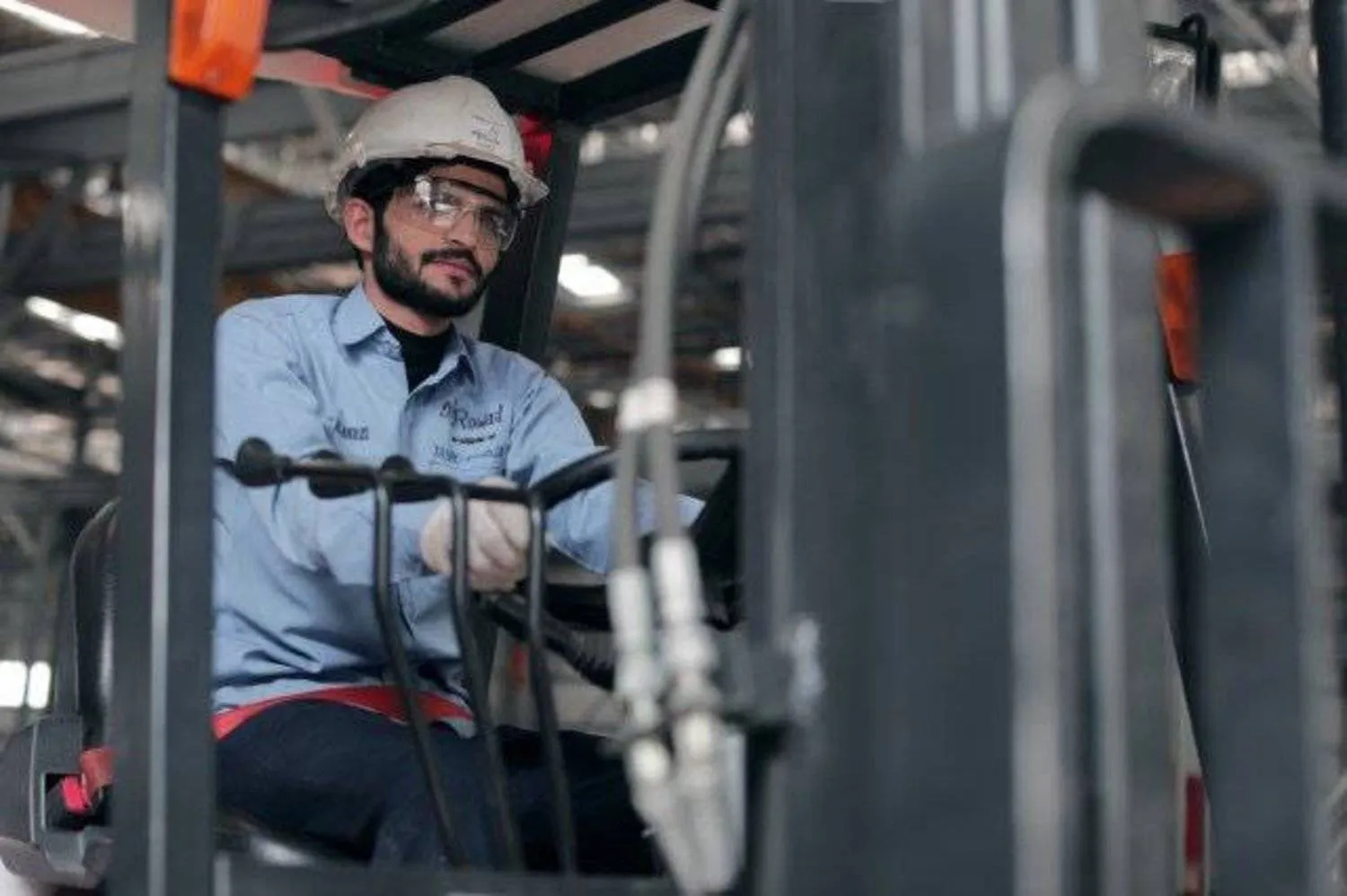 An employee at one of the industrial city factories in Hail, northern Saudi Arabia. (Asharq Al-Awsat) 