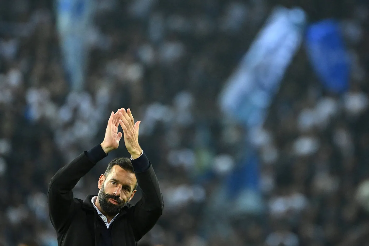 فان نيستلروي أكد عدم حصوله على الدعم الكافي من مجلس إدارة النادي  (أ.ف.ب)