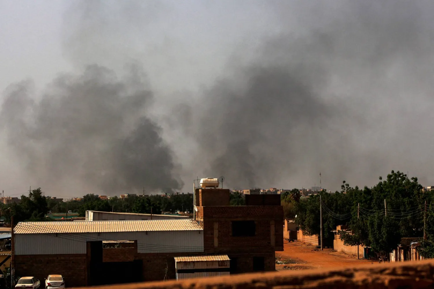 دخان معارك في سماء الخرطوم (أ.ف.ب)