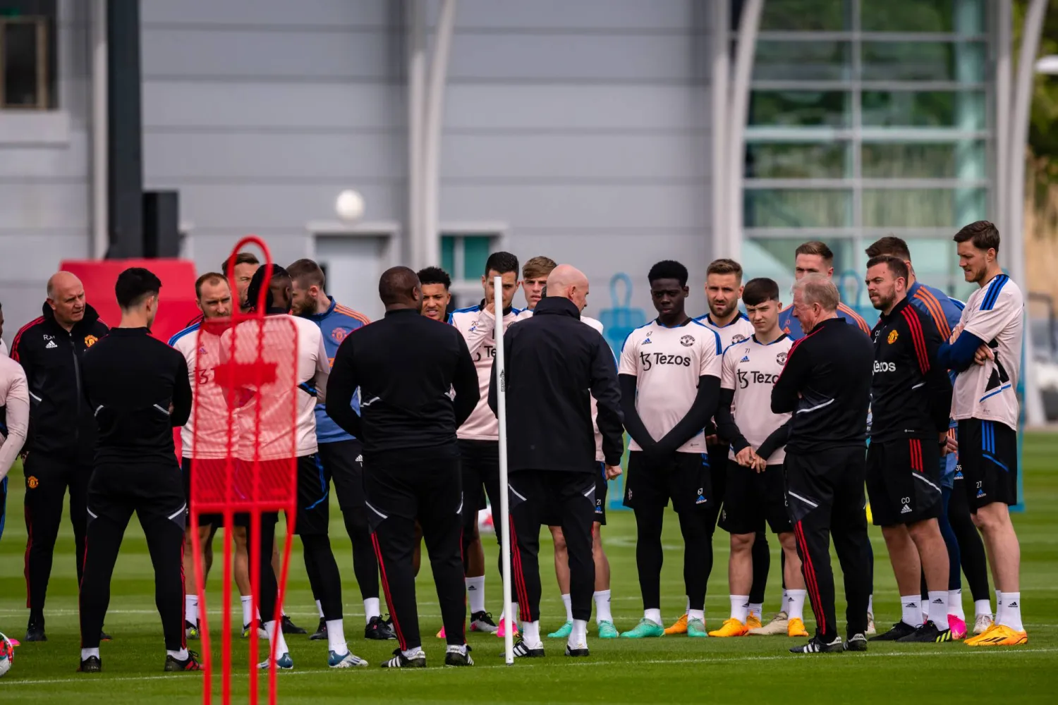 تن هاغ مدرب يونايتد يوجه لاعبيه قبل لقاء تشيلسي الحاسم (غيتي)