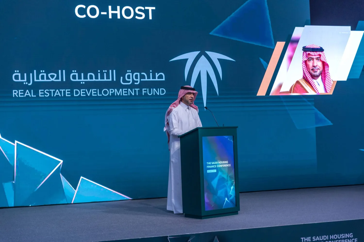 شرح الصور: وزير الشؤون البلدية والقروية والإسكان متحدثًا للحضور في مؤتمر "يوروموني" (الشرق الأوسط)