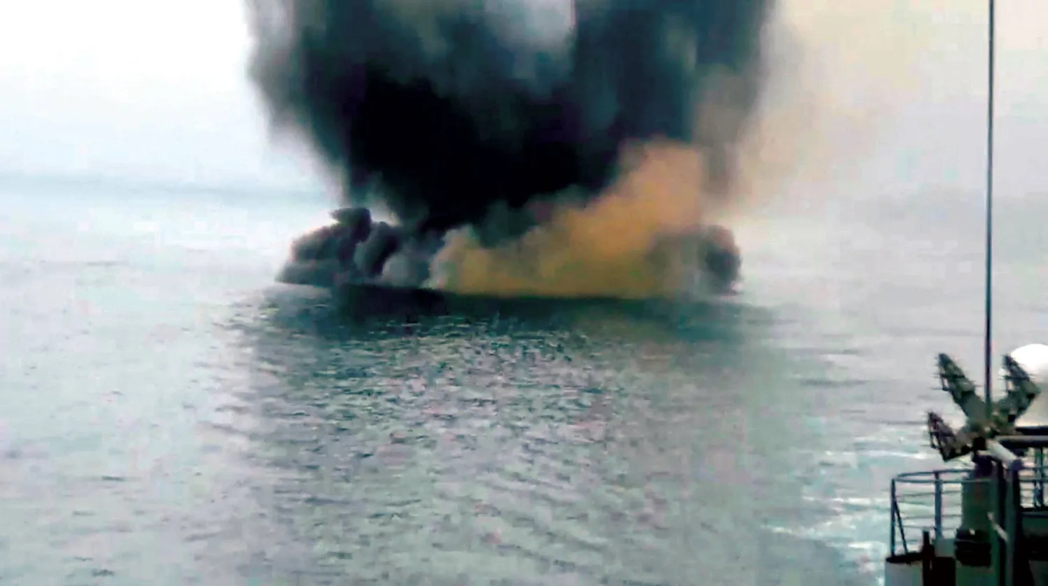 لقطة من فيديو بثته موسكو أمس لما قالت إنَّه انفجار ناجم عن هجوم قارب أوكراني مسيّر ضد سفينة روسية في البحر الأسود (رويترز)