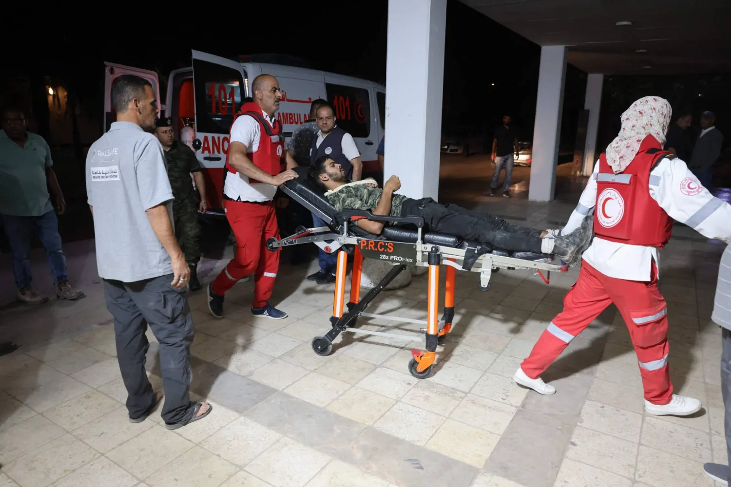نقل جرحى فلسطينيين إلى مستشفى في أريحا بالضفة الغربية (أ.ف.ب)