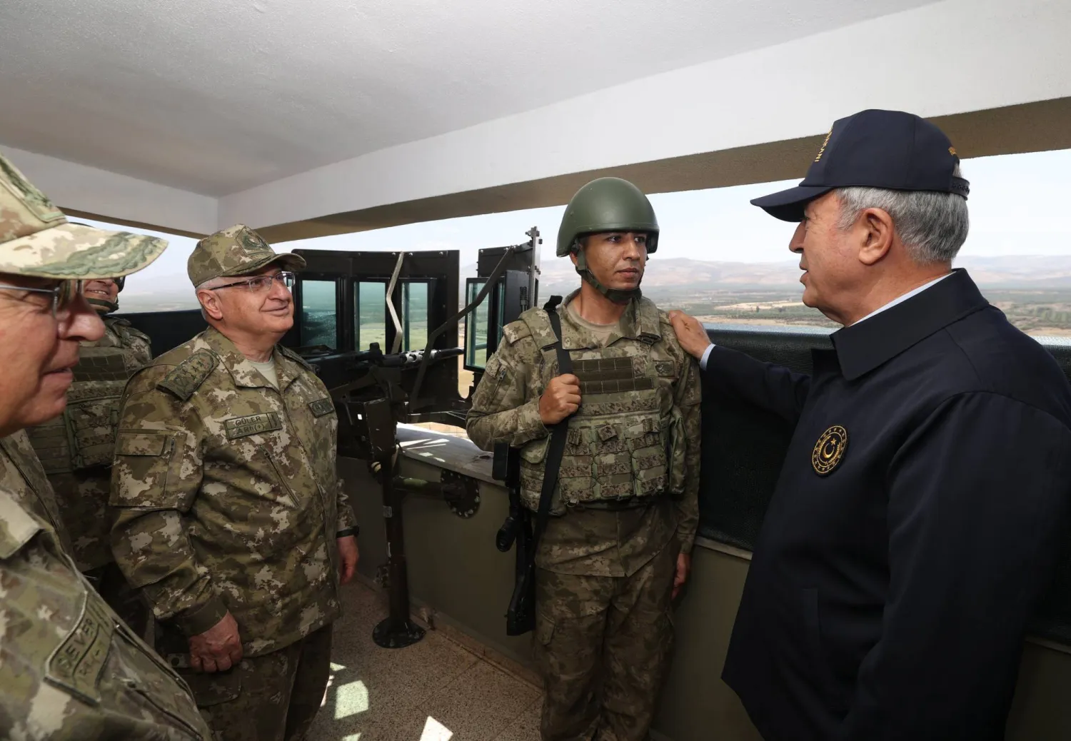  Turkish Defense Minister Hulusi Akar and the Chief of Staff, speaking with workers at a control center on the border with Syria (Turkish Ministry of Defense)