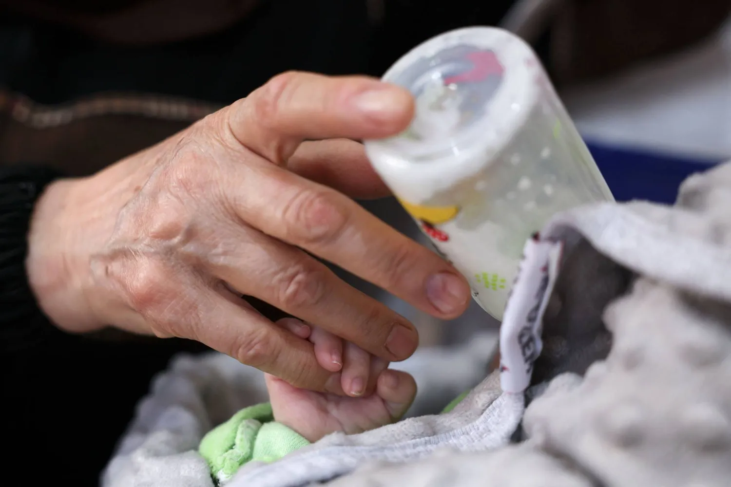 ليست ظاهرة التخلي عن الأطفال جديدة في سوريا... لكن الحرب فاقمتها (أ.ف.ب)