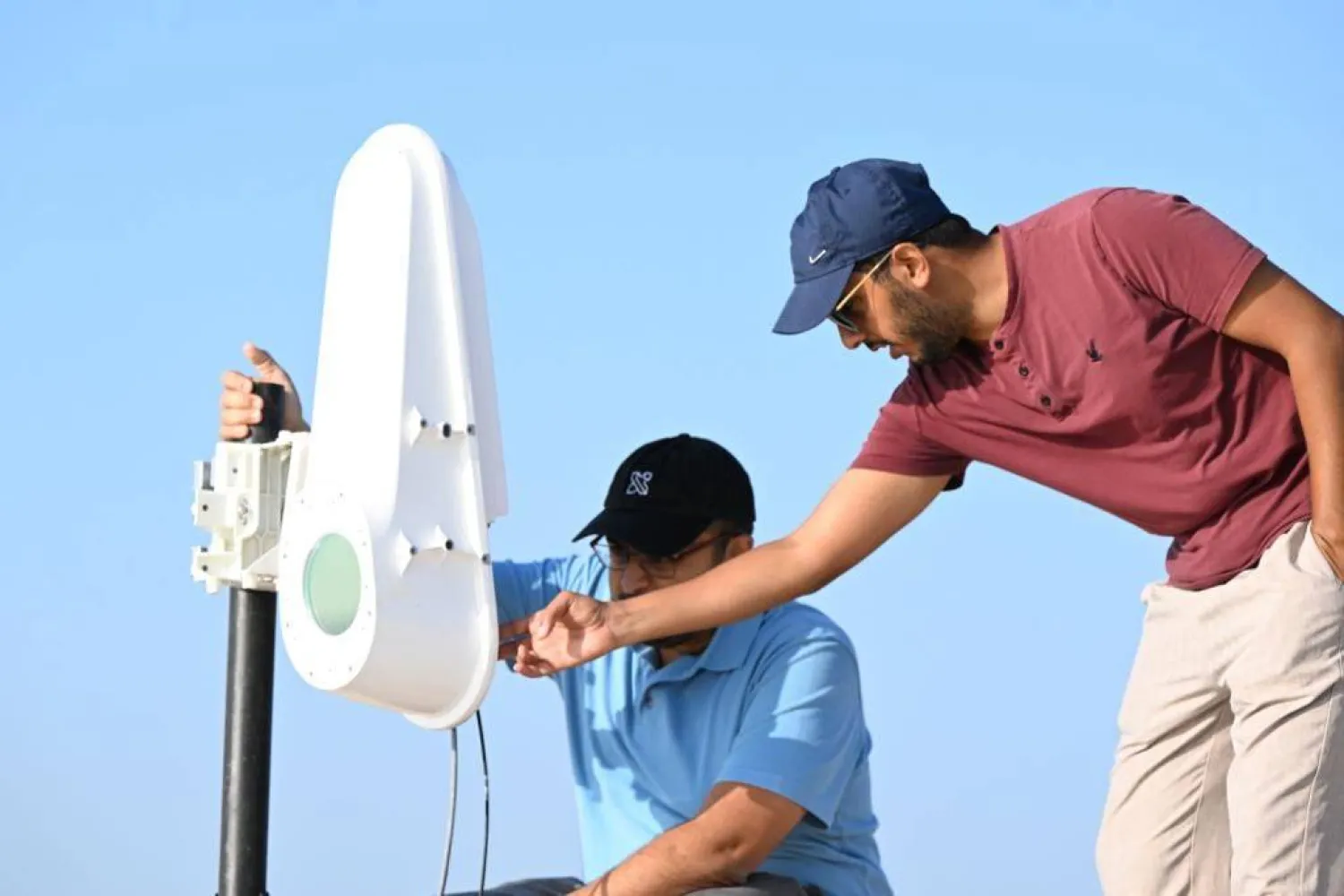 خبراء كاوست أثناء اختبار نظام نقل بيانات فائق السرعة بالاعتماد على تقنية الليزر الضوئي (الشرق الأوسط)