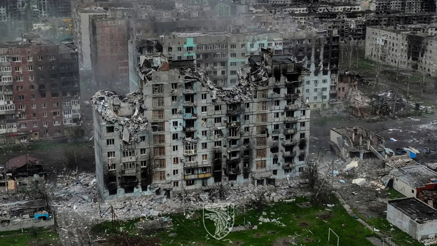 صورة تظهر جانباً من الدمار الهائل الذي حل بمدينة باخموت نتيجة المعارك - 21 مايو 2023 (رويترز)